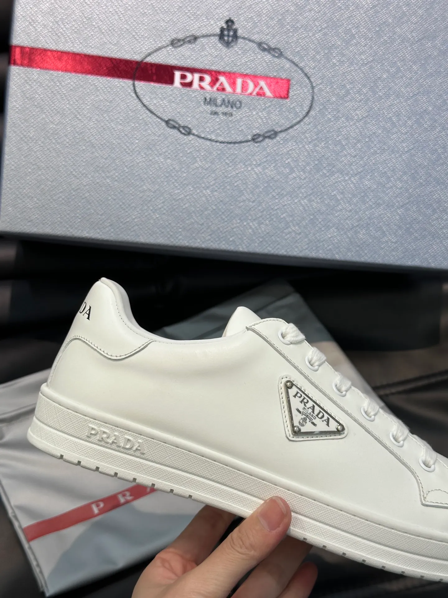Men's shoes 💰p360 "Men's shoes 💰pRAD*" Prada's new high-end men's casual sports shoes. This leather sports shoe uses calfskin upper. The body of the shoe interprets the Prada letter brand logo from multiple angles. The brand logo is embellished on one side of the upper, all explaining the brand style. Sheepskin lining, lightweight, comfortable and durable! Size: 38-44